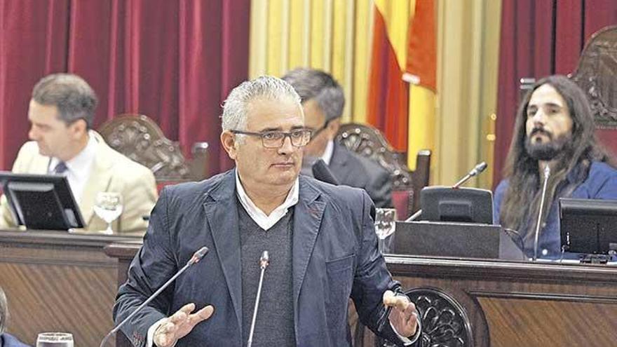 Jaume Font, líder de El Pi, ayer en el pleno del Parlament.