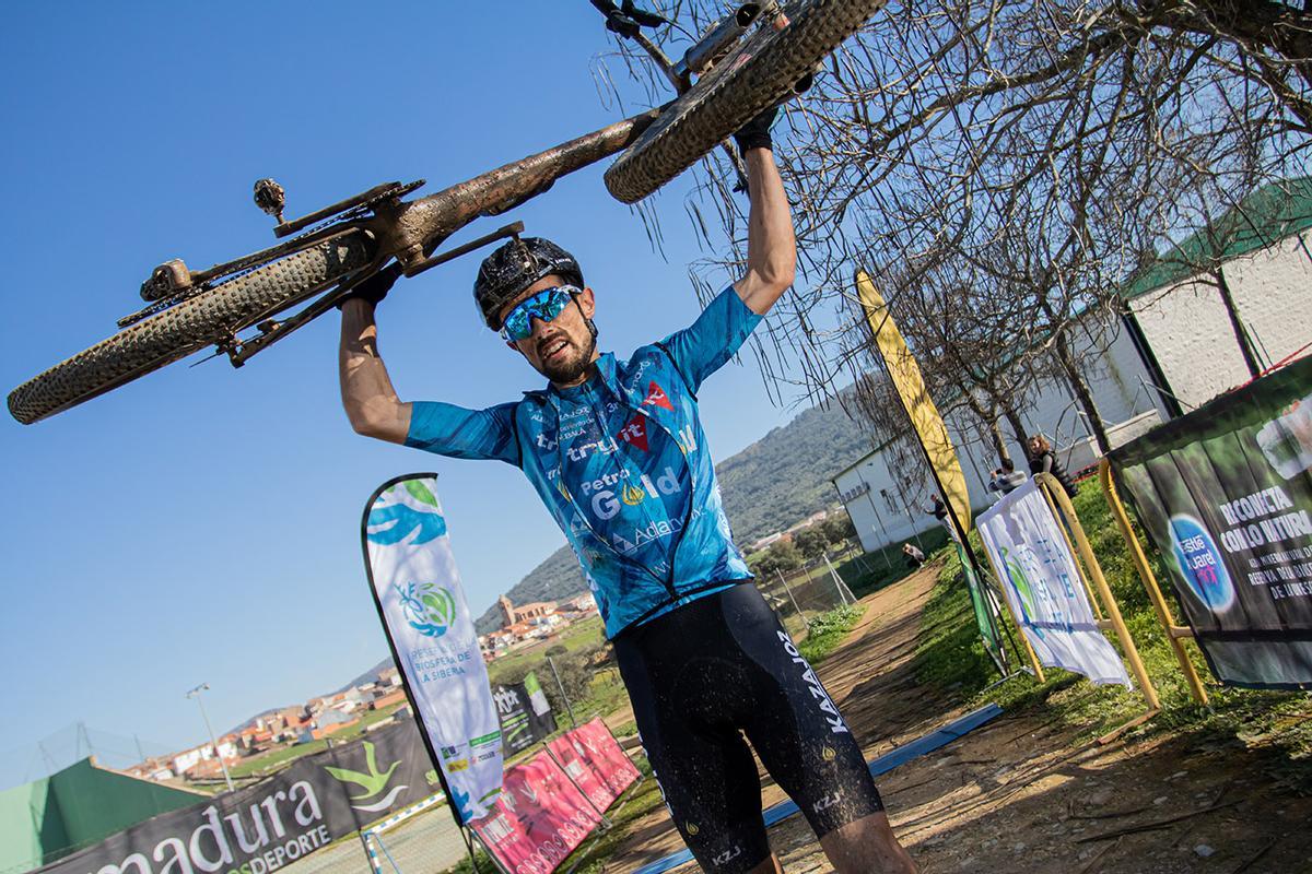 Loren Herrera levanta su bicicleta tras cruzar la meta en primera posición.