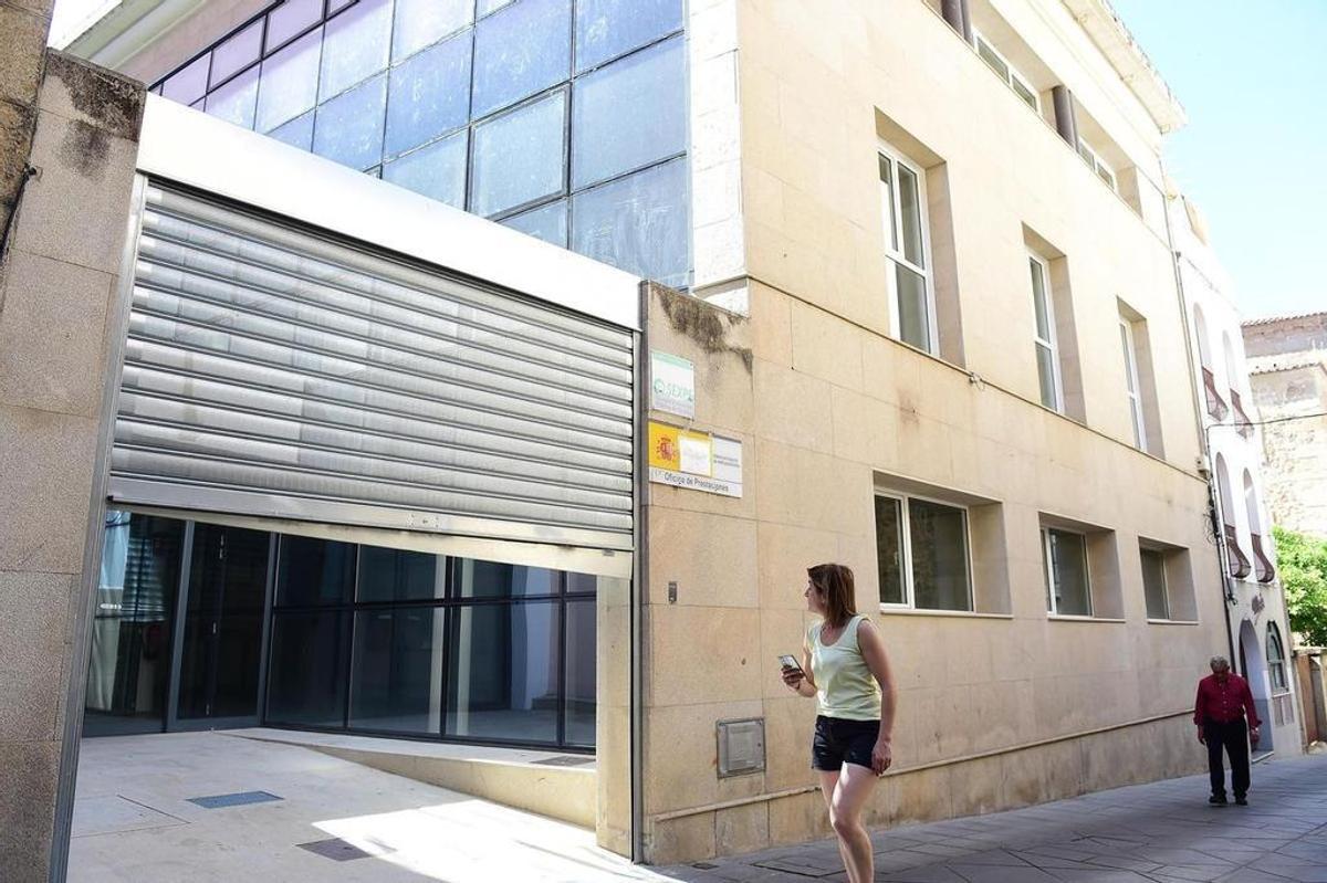 Una mujer pasa por delante de la oficina del Sexpe en Plasencia.