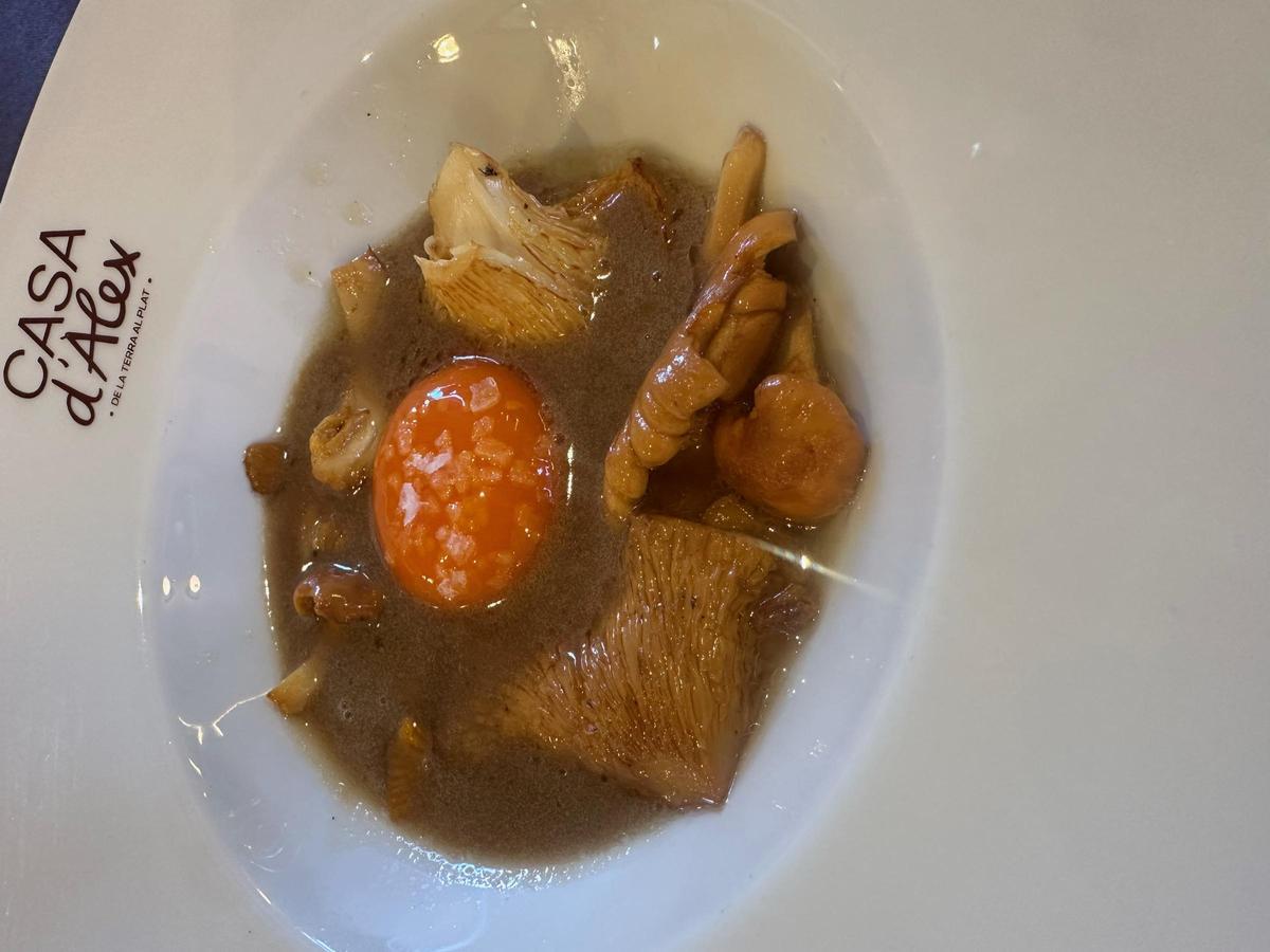 Rebozuelos con yema de huevo y reducción de ternera