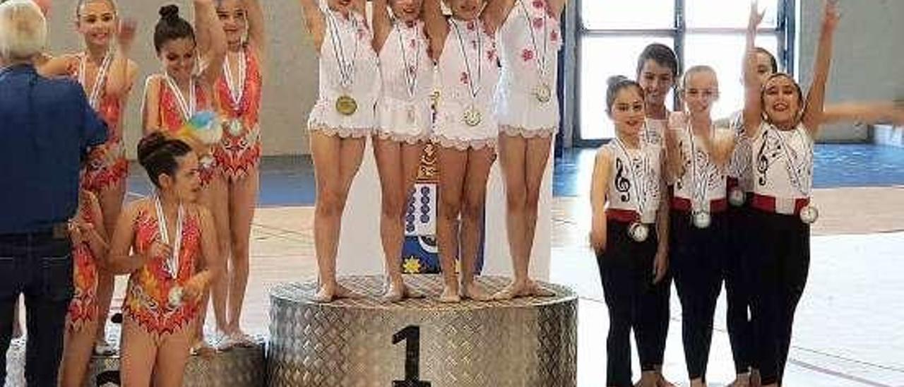 Las benjaminas del Marusia, en lo alto del podio. // FdV