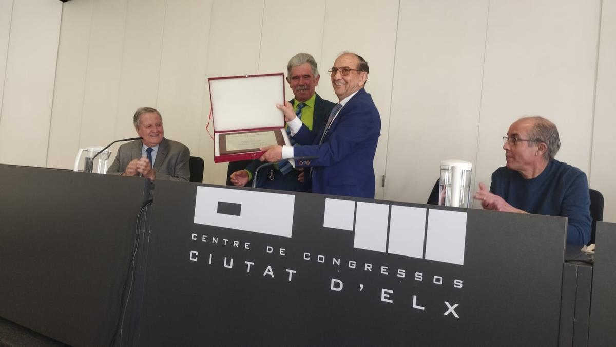Ángel Urbina entrega reconocimientos a Pascual Urbán y a Pedro Valero durante la asamblea de la SAT San Enrique