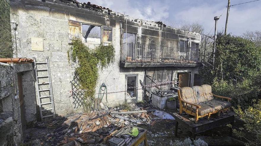 Un incendio destroza una vivienda en una aldea de Nogueira de Ramuín