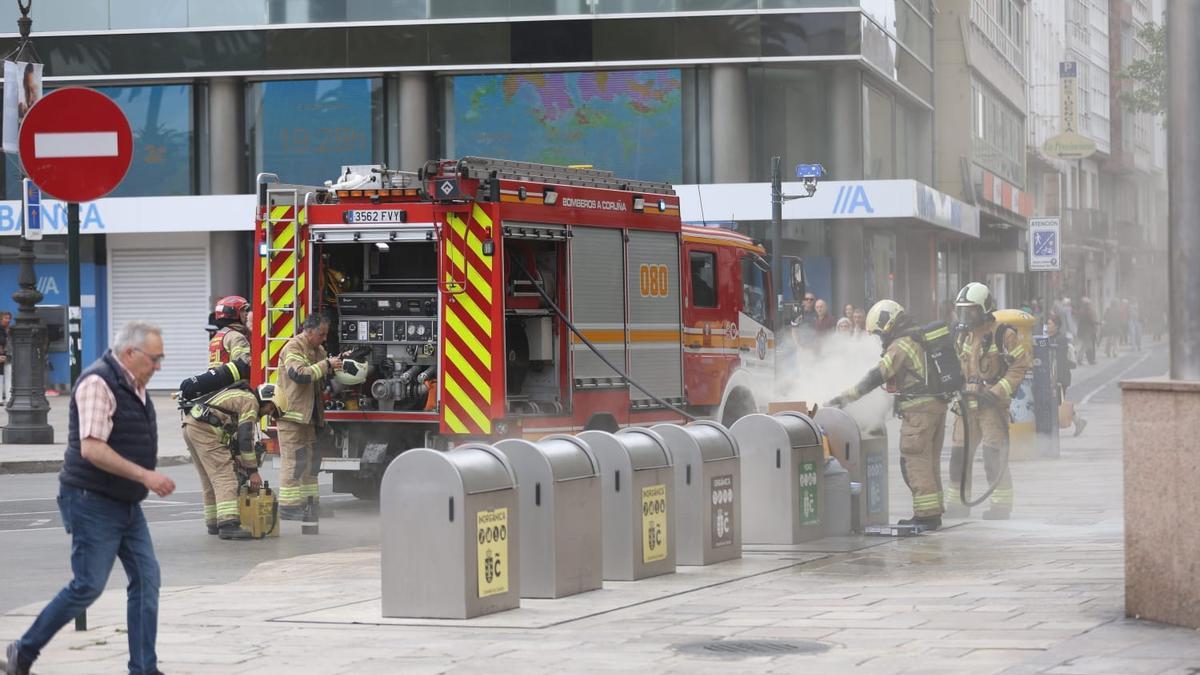 Intervención de los Bomberos para apagar un incendio en el Obelisco