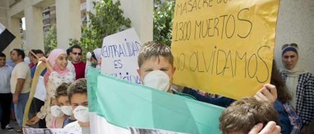 Concentración en Valencia contra el uso de armas químicas en la guerra de Siria.