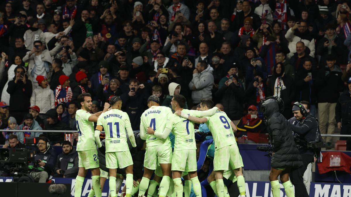 Los jugadores del Barcelona celebran la remontada en el Metropolitano.