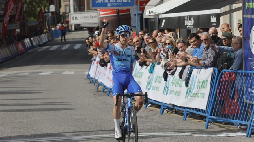 Simon Yates cumple el pronóstico y se impone en Pola de Lena en la primera etapa de La Vuelta Ciclista a Asturias