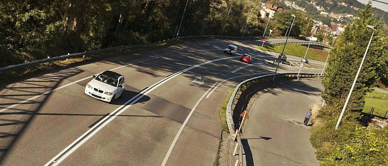 Vehículos circulando por el Corredor del Nalón a la altura de Ciaño. | Fernando Rodríguez