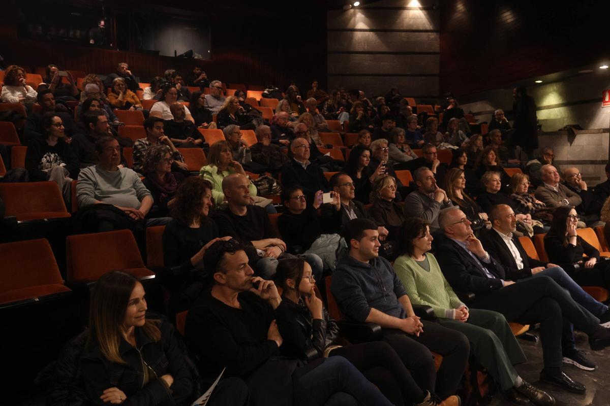 Un públic nombrós va escoltar Victori amb atenció