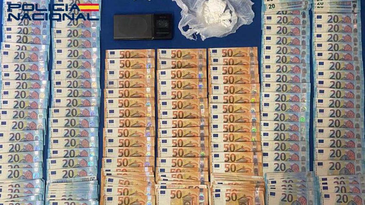 Droga, dinero y objetos intervenidos en la denominada operación Torre de la Policía Nacional de Badajoz.
