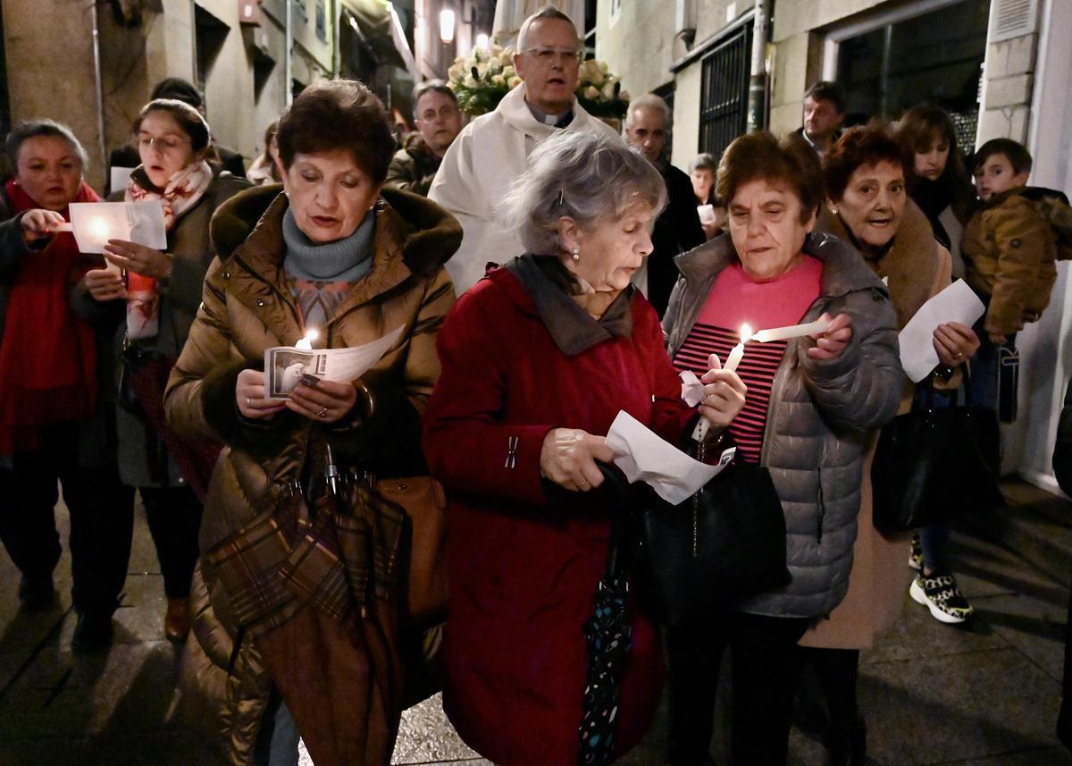 Asistentes al recorrido religioso por el centro histórico