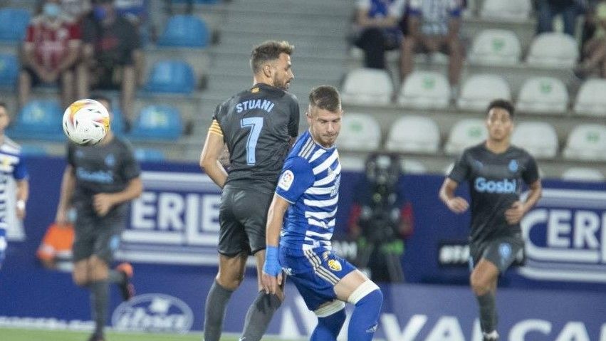 Stuani pugna con un jugador de la Ponferradina este sábado.