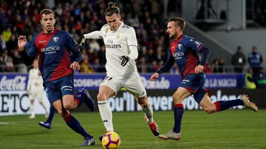 Christian Rivera a la izquierda, persigue a Bale en el Huesca-Real Madrid de la pasada temporada.