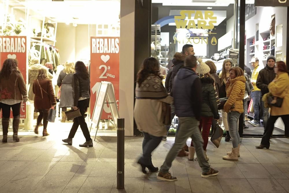 Día de compras navideñas en Oviedo y Gijón