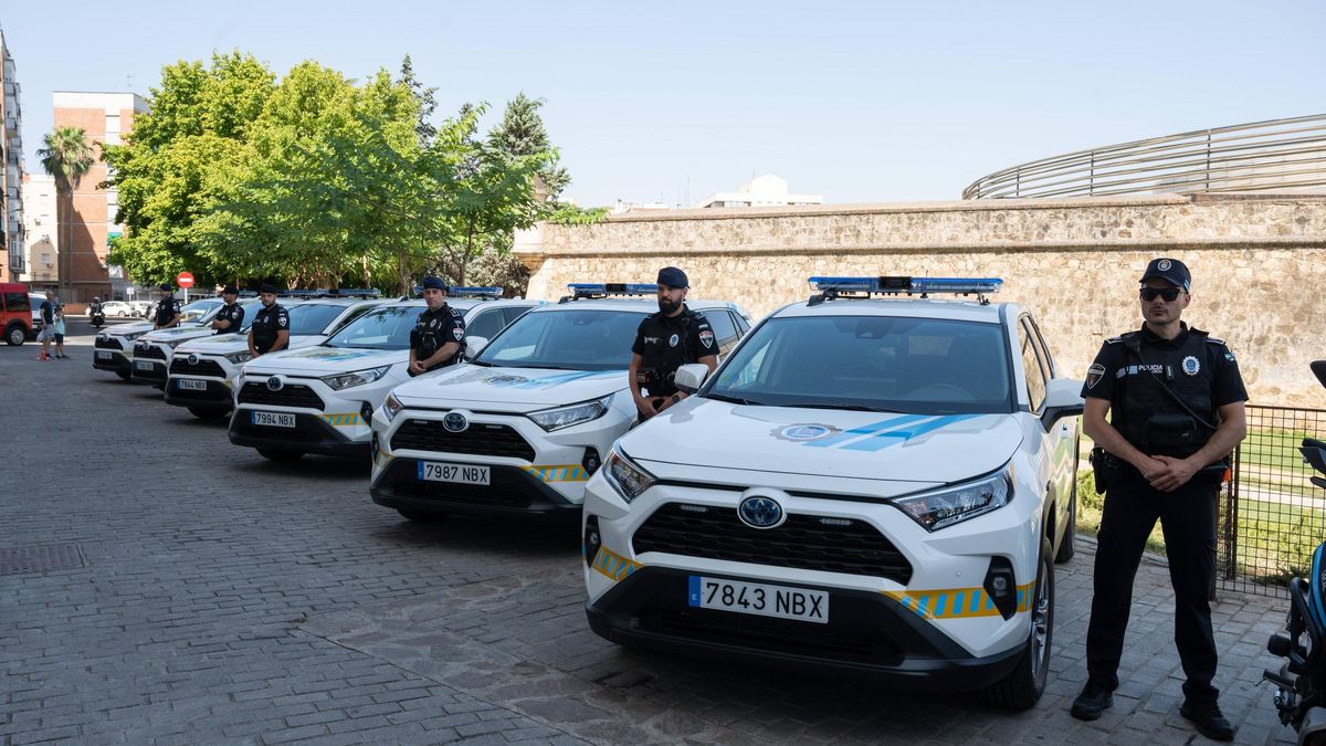 Agentes de la Policía Local de Badajoz junto a los nuevos vehículos de la flota durante su presentación, esta mañana, en la calle Stadium.