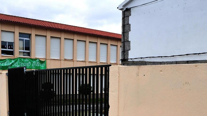 Entrada al colegio de Coirón en Meaño.