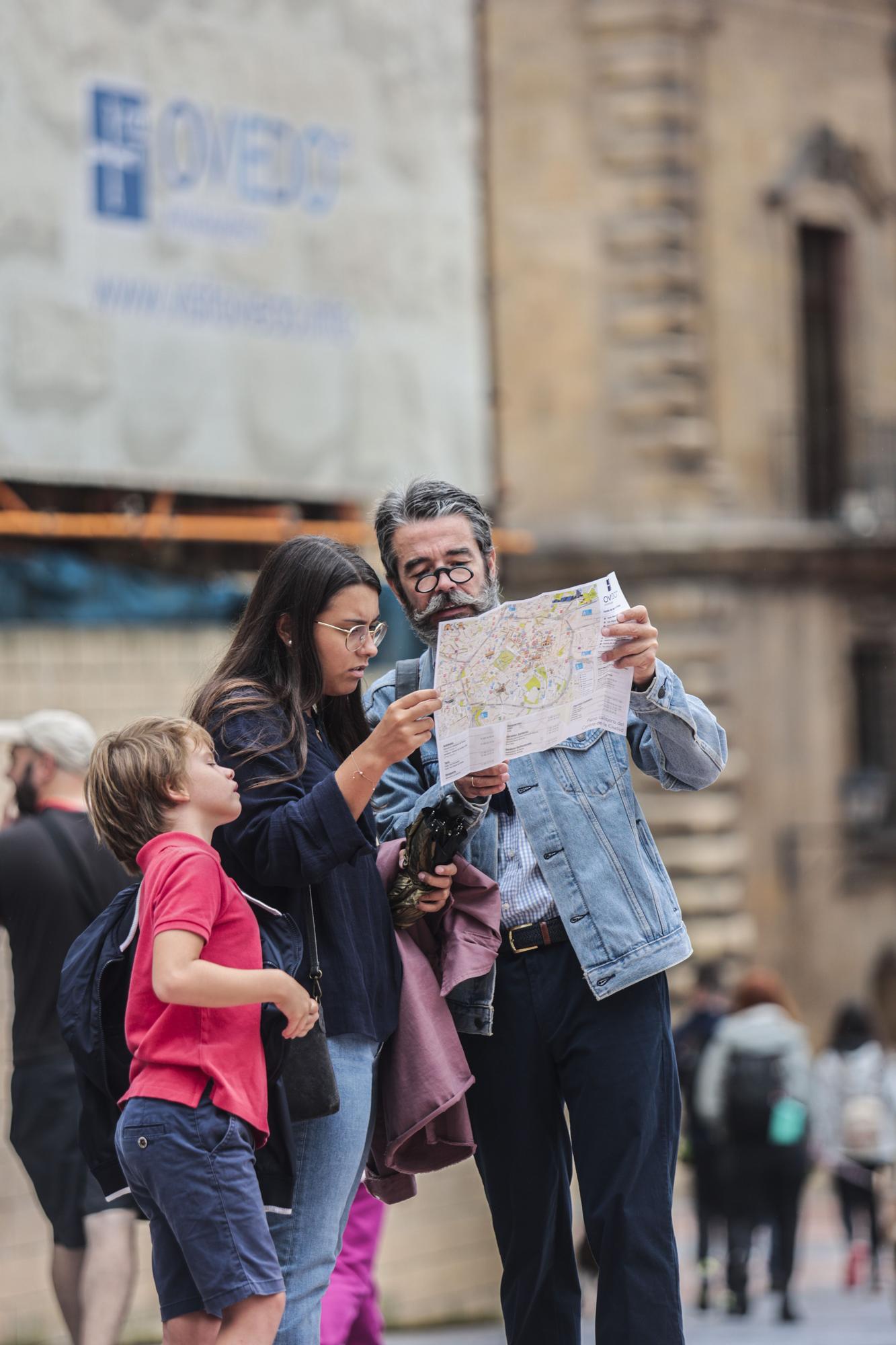 En imágenes: Los turistas, preparados para las lluvias asturianas