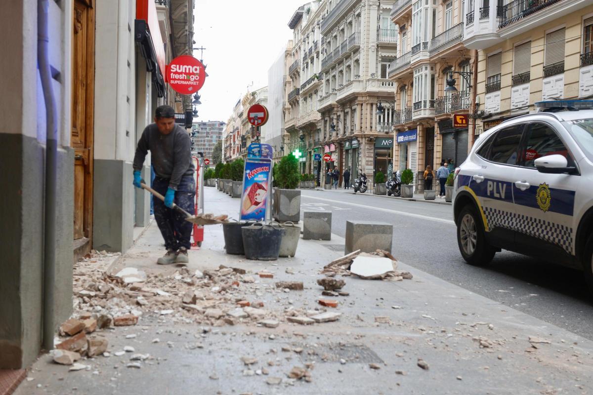 Cascotes de una cornida caída en la calle Colon este martes.