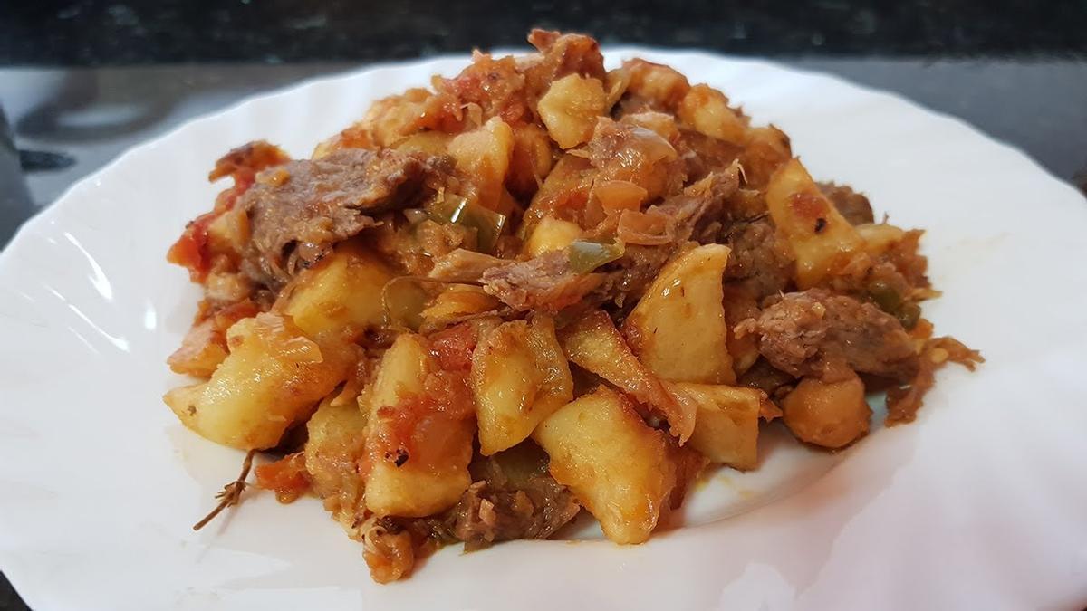 Un plato de ropa vieja tradicional de Canarias