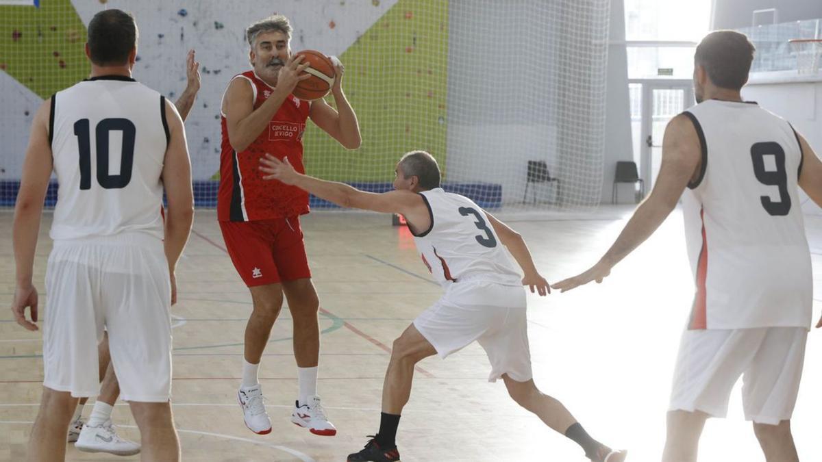 Diversos partidos del torneo de minibasket disputado por la mañana en el pabellón de Navia y ceremonia de clausura.   | FOTO: MARTA G. BREA