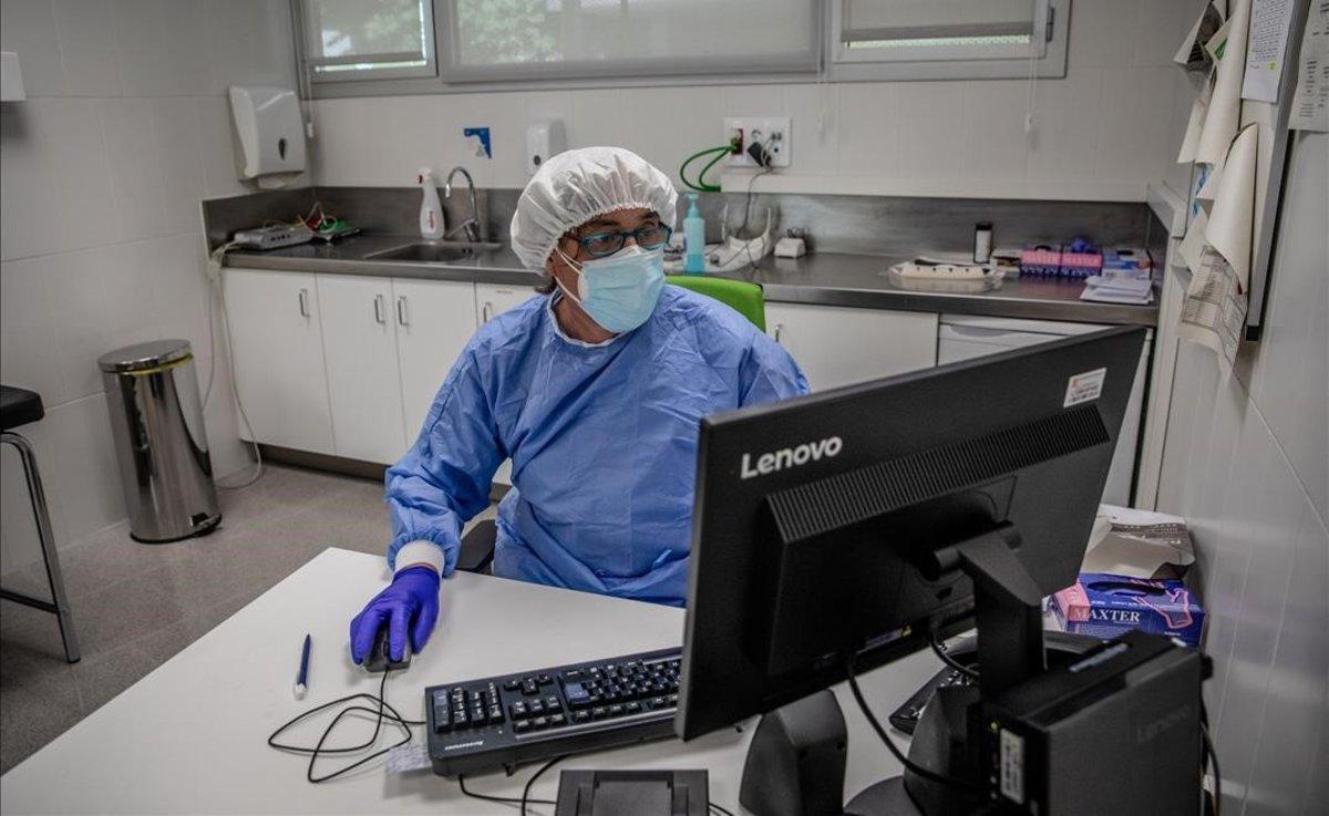 Un médico, en un CAP de Barcelona.