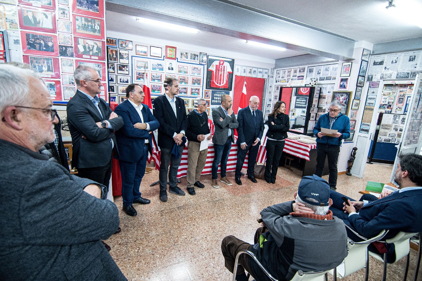 Presentació de les camisetes i banderes històriques del CE Manresa