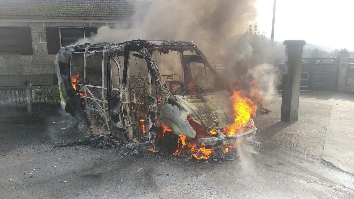 El autobús resultó calcinado por completo.