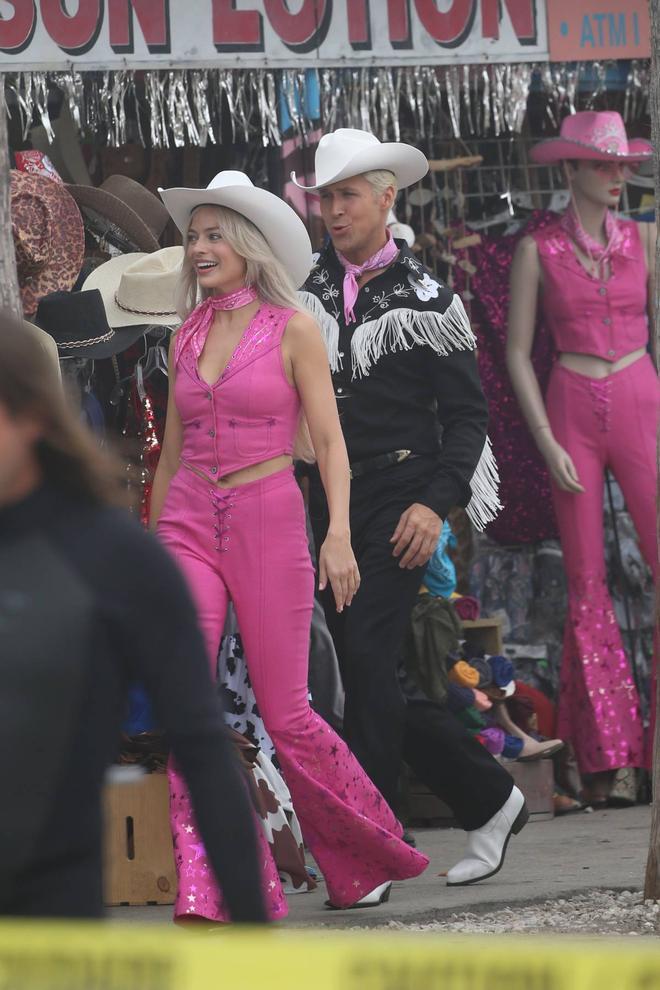Margot Robbie y Ryan Gosling con looks 'cowboy' al estilo Barbie y Ken durante el rodaje de la película