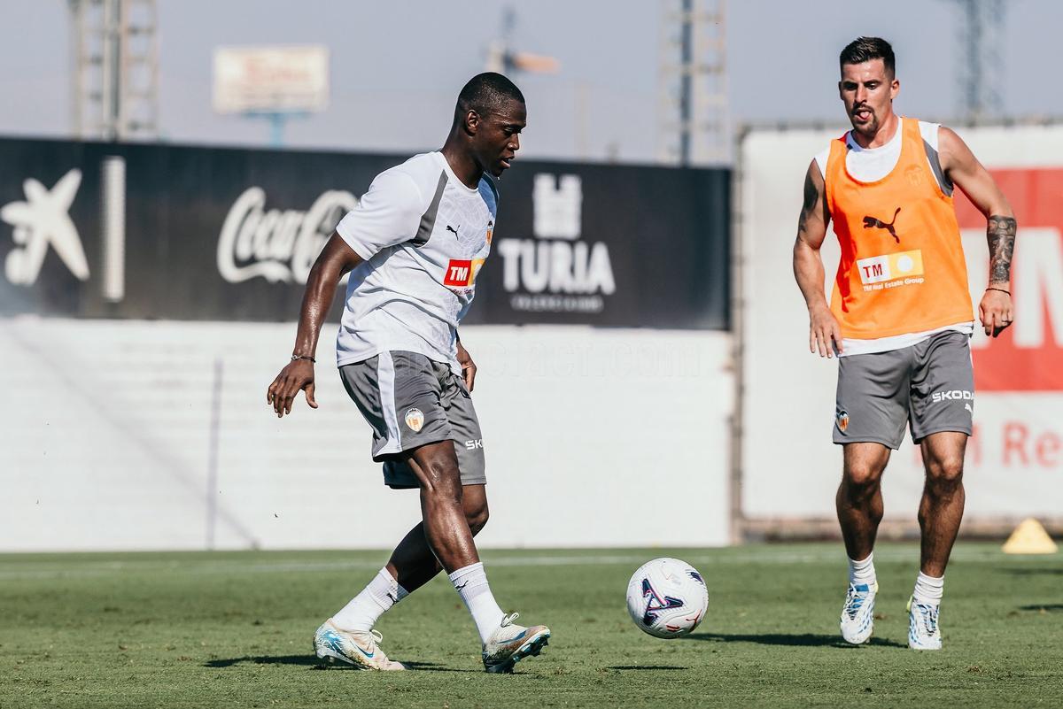 Aliou Dieng echa a rodar con el Valencia CF en Paterna