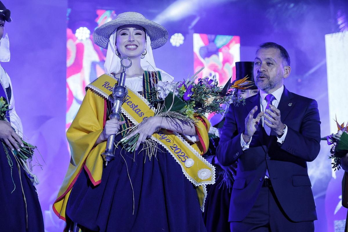 Idaira Afonso Nazco, con el traje típico Mujer de Tenerife, reina de las Fiestas de Mayo 2025.