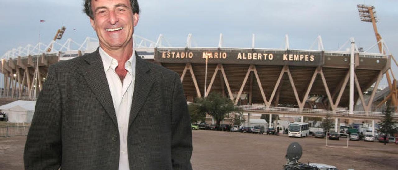 Mario Alberto Kempes delante del Estadio Olímpico Chateau Carreras de Córdoba, que desde octubre de 2010 pasó a llevar su nombre en reconocimiento a su labor.