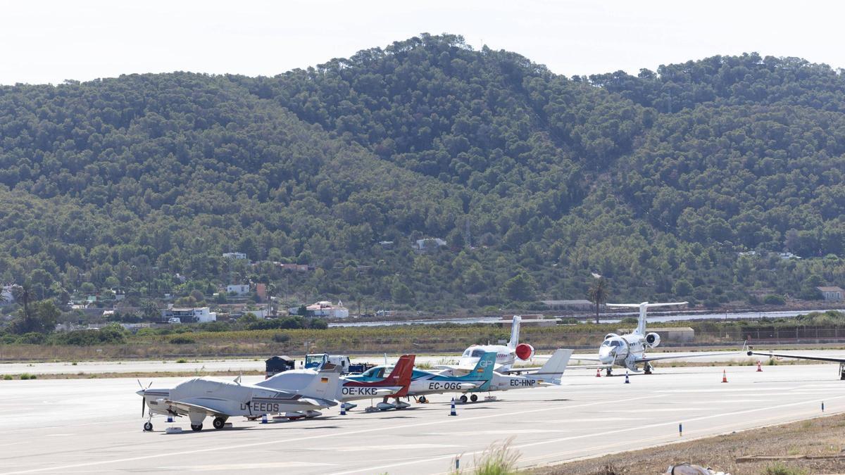 Aviones privados en la pista del aeropuerto de Ibiza.