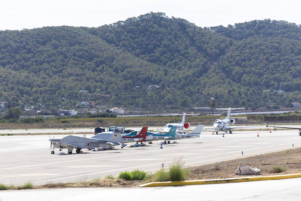 Aviones privados en la pista del aeropuerto de Ibiza.