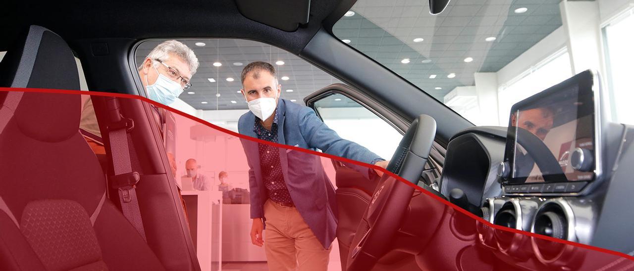 Un cliente en un concesionario mirando un coche