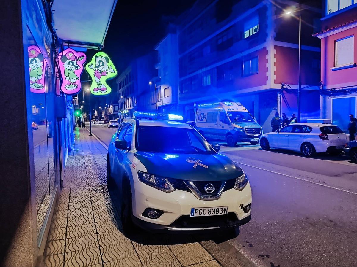 Guardia Civil y Policía Local en la travesía Ramón Cabanillas.