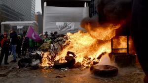 Fuego y disturbios en las protestas de agricultores en Bruselas