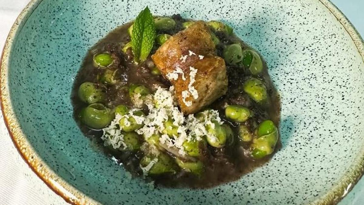 Habitas a la catalana, butifarra de perol y rábano picante del restaurante Suculent.