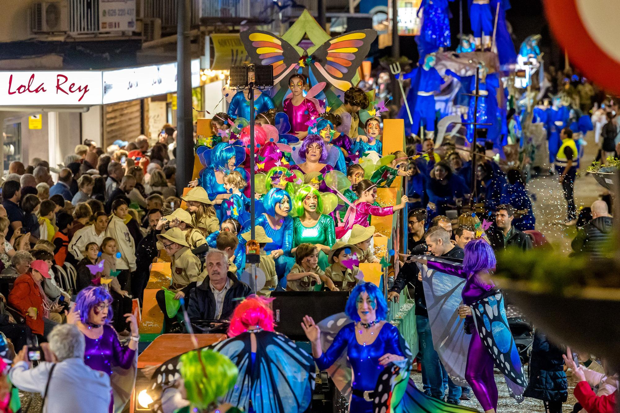 Desfile de carrozas y castillo de fuegos para despedir las Fiestas de Benidorm