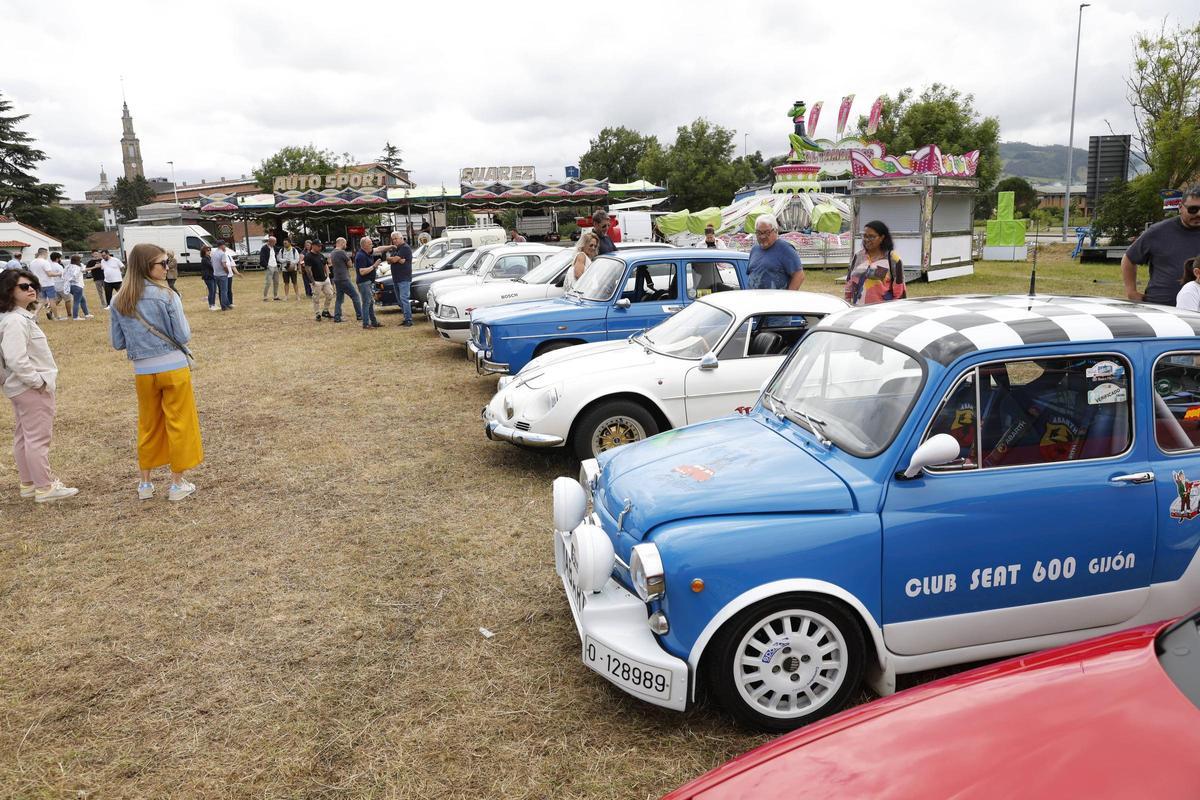 Una pasada concentración de coches clásicos celebrada en Gijón.
