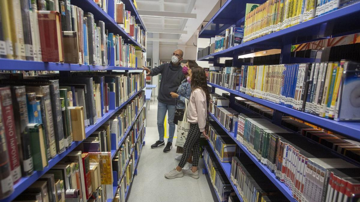 Una de las zonas de la biblioteca de El Campello