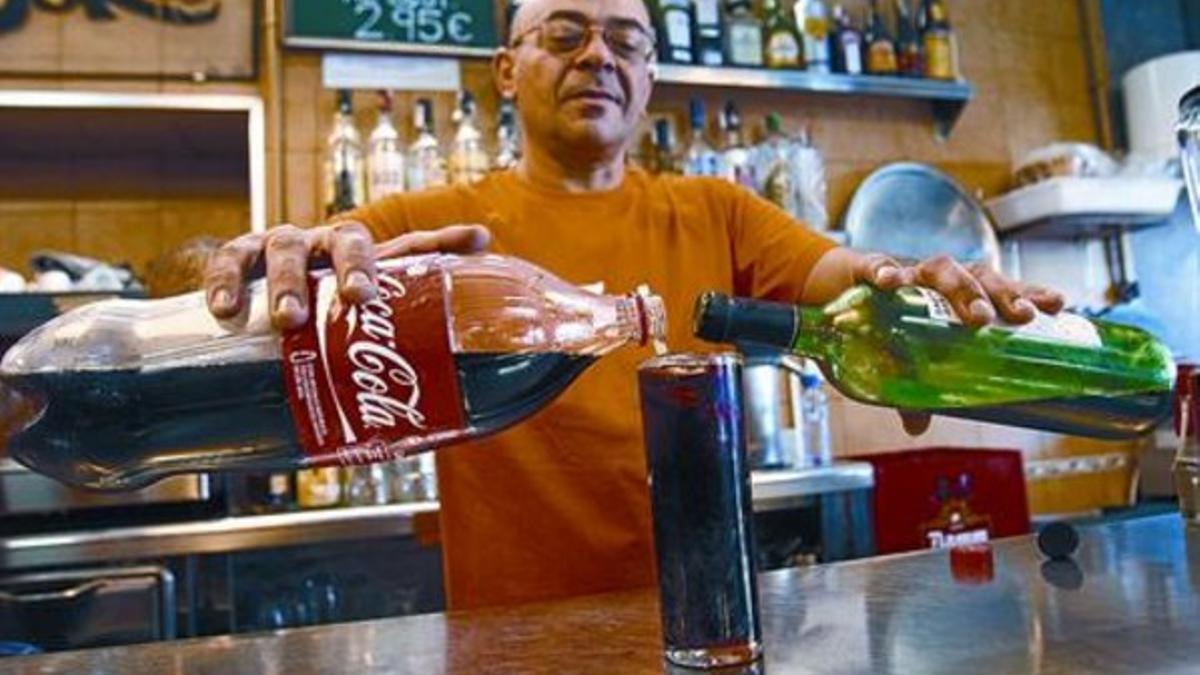 Preparación de un calimocho en un bar de Barcelona.