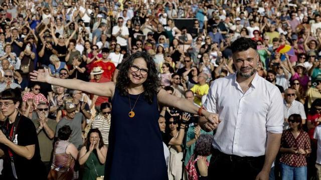 Mónica Oltra i Gabriel Rufián, ahir a València. | KAI FORSTERLING / EFE