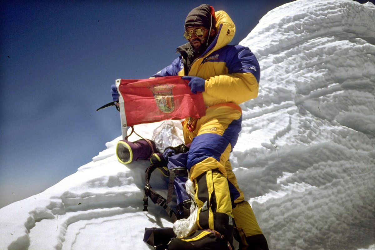 Juanito Oiarzabal, en la cima del Annapurna, el último de los ochomiles que ascendió por primera vez, en 1999.