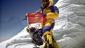 Juanito Oiarzabal, en la cima del Annapurna, el último de los ochomiles que ascendió por primera vez, en 1999.