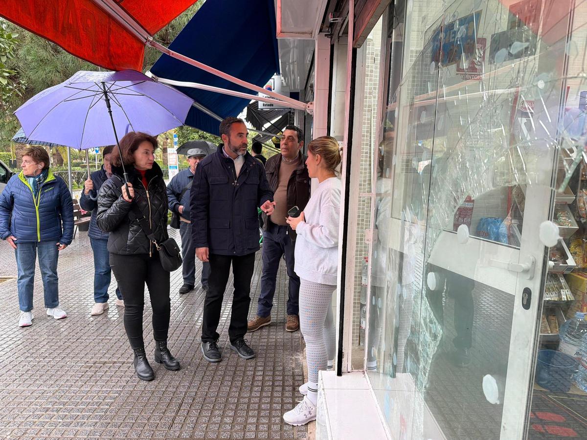 Dani Pérez y Rosa del Mar Rodríguez, portavoz y concejala socialista, visitan uno de los locales de Ciudad Jardín afectados por los atracos.