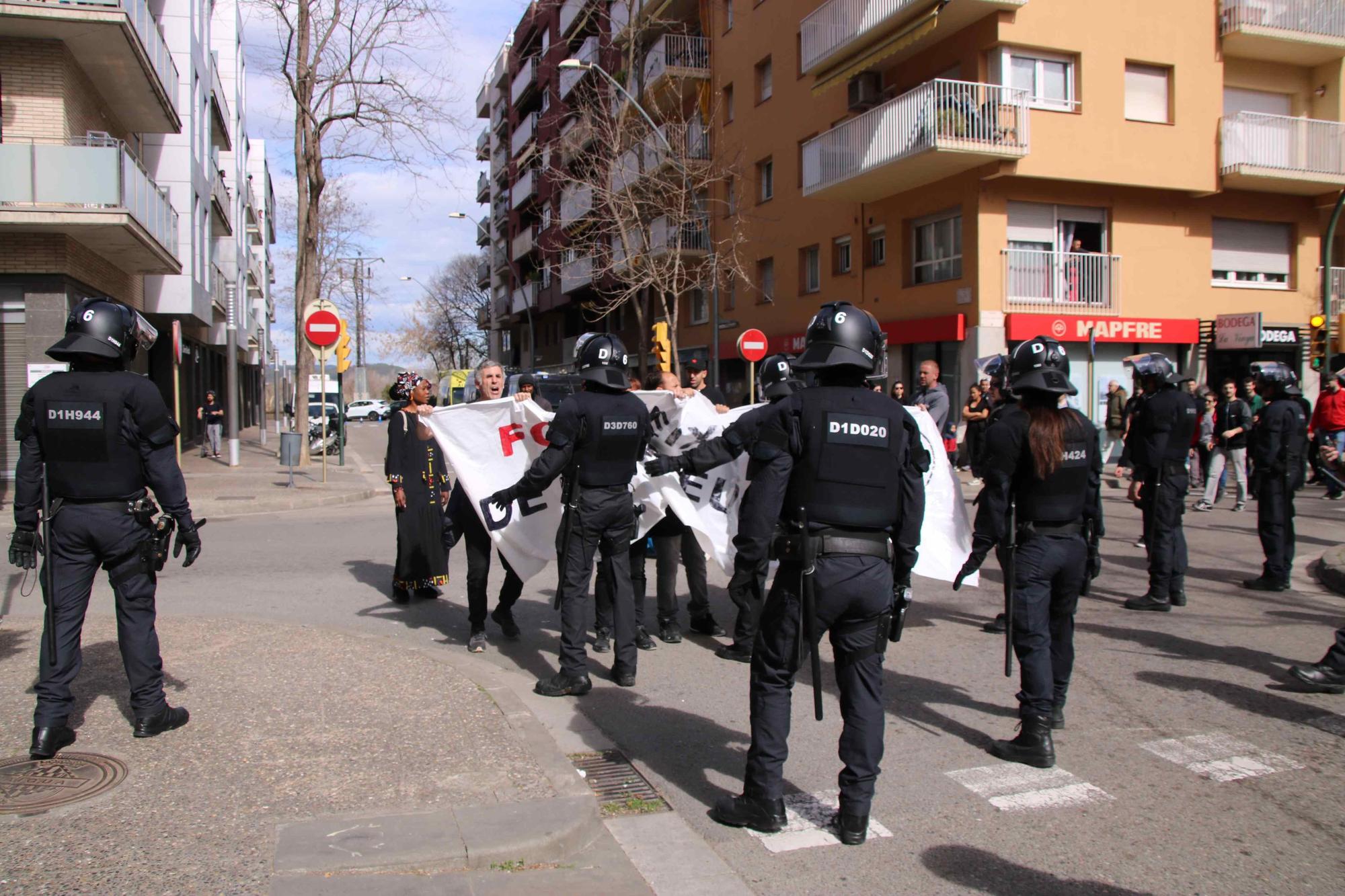 Un centenar de persones es manifesten contra un acte electoral de VOX a Girona