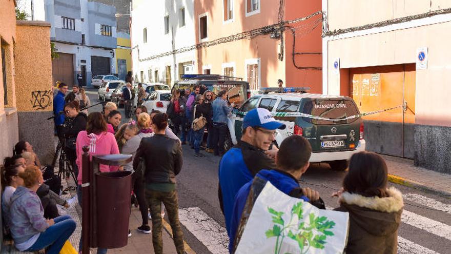 La movilización de la Guardia Civil generó en la mañana de ayer una gran expectación ante la puerta del detenido, en un callejón del barrio de San Juan.