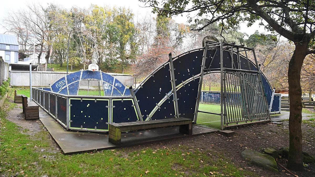 Pista polideportiva en el parque de Santa Margarita.   | // CARLOS PARDELLAS