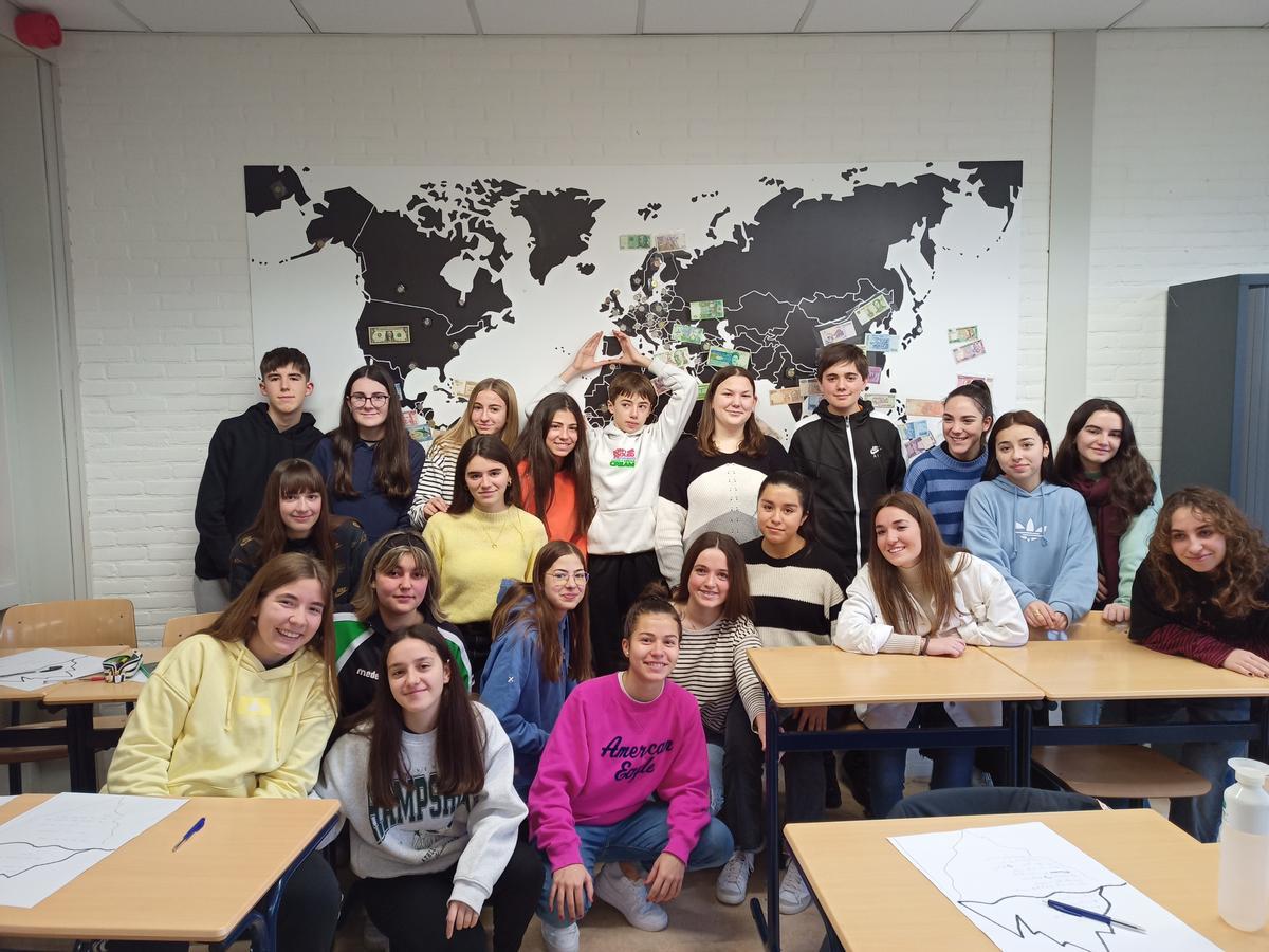 Los alumnos y alumnas zaragozanos en una de las aulas de su instituto de acogida.