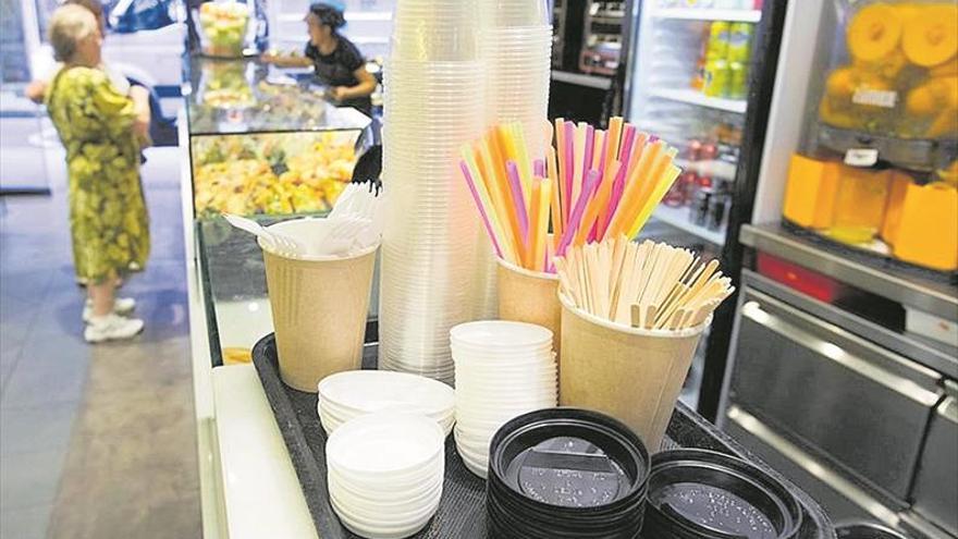 Las pajitas, platos y cubiertos de plástico empiezan a contar sus días